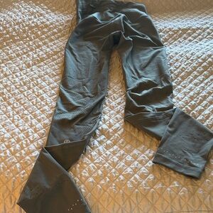 Lululemon Athletica olive color reflective dots for night safety ankle length